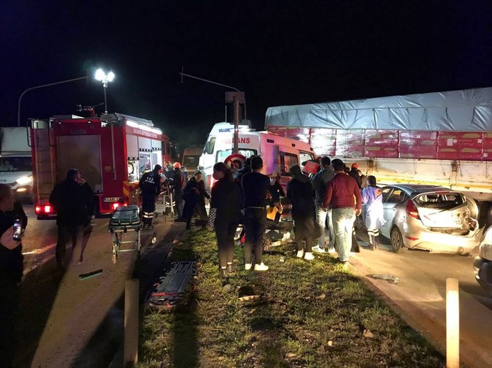 Sakarya'da ambulansın da karıştığı zincirleme kaza