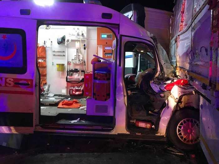 Sakarya'da ambulansın da karıştığı zincirleme kaza