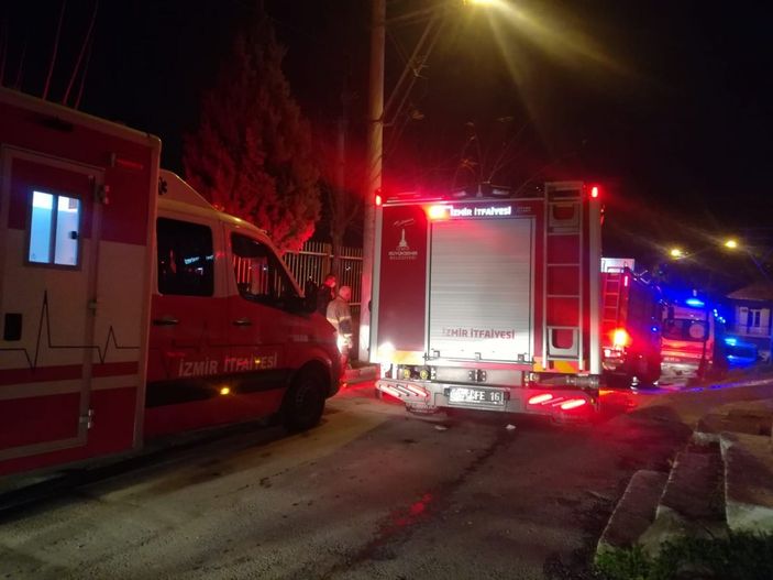 i İzmir'de bir kişi evini ateşe verip kaçtı