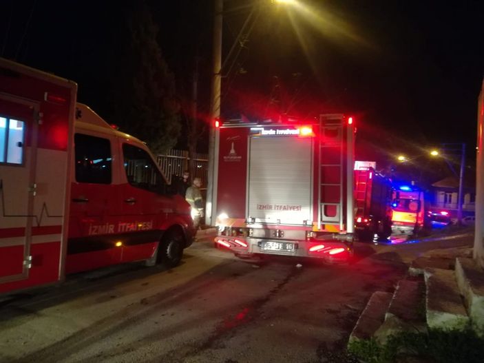 i İzmir'de bir kişi evini ateşe verip kaçtı