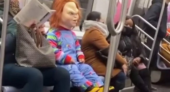 New York'ta metroda Chucky kostümlü 'sosyal deney'