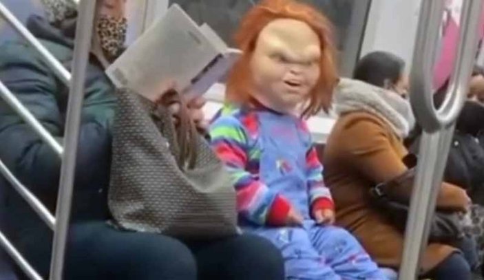 New York'ta metroda Chucky kostümlü 'sosyal deney'