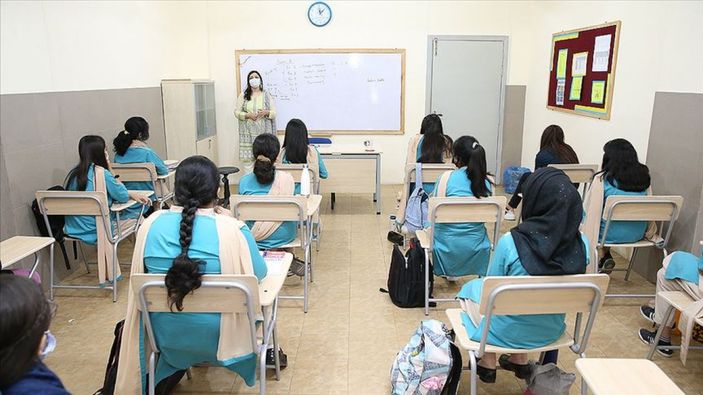 Pakistan’da okullar 3 ay sonra yüz yüze eğitime başladı