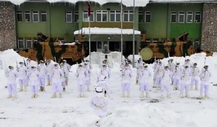 Tunceli'de jandarma komandolardan 'Her yerde ben varım' mesajı