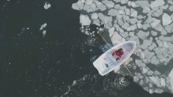 Finlandiya'da buz kaplı denizde saatlerce mahsur kaldı