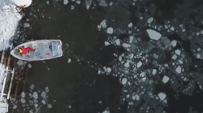 Finlandiya'da buz kaplı denizde saatlerce mahsur kaldı