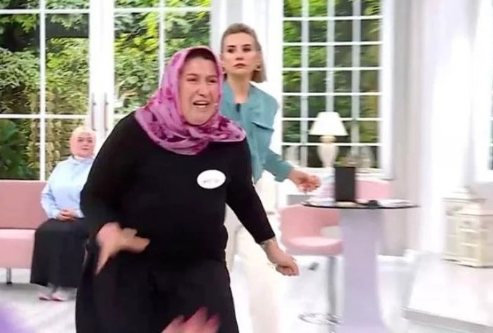 Esra Erol’da kızının yasak ilişkisine sinirlenip, terlik fırlattı