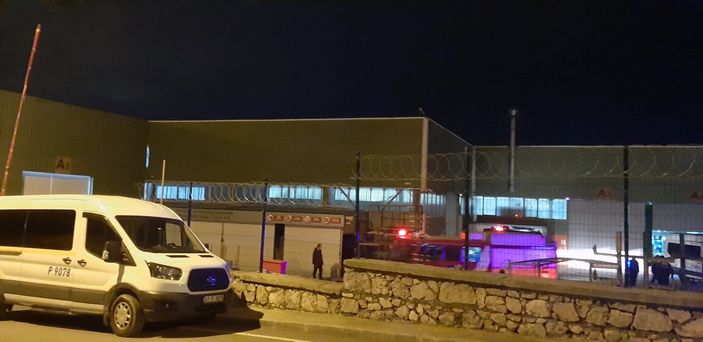 Kocaeli'de bir işçi forkliftin altında kaldı