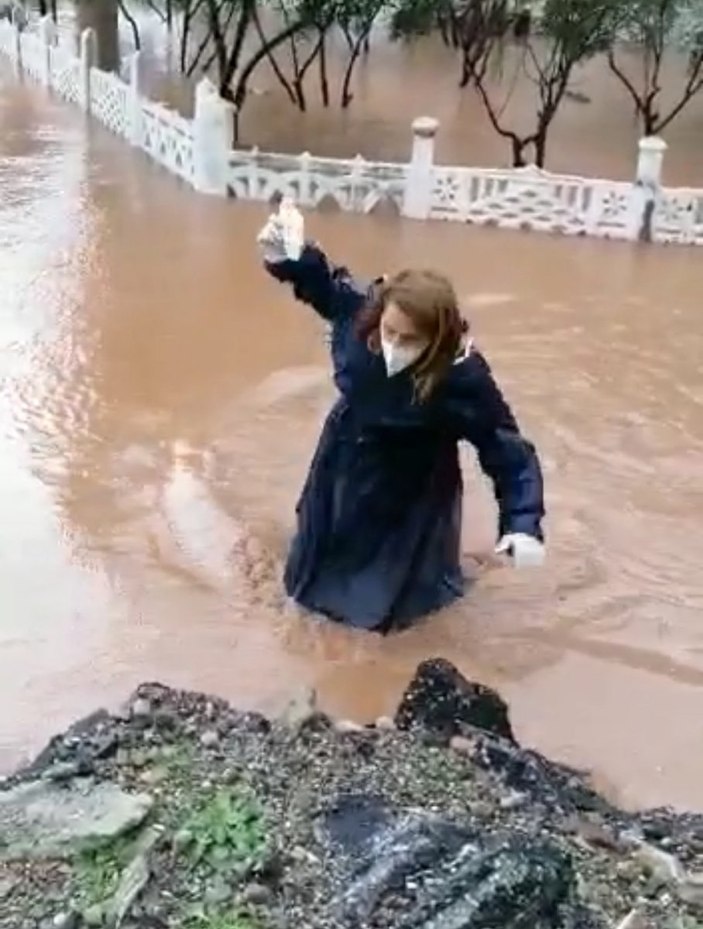 İzmir'de alkışlar sağlık çalışanına: Hastaya ulaşmak için beline kadar suya girdi