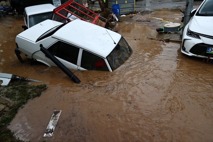 İzmir'de yaşanan sel felaketi hayatı altüst etti