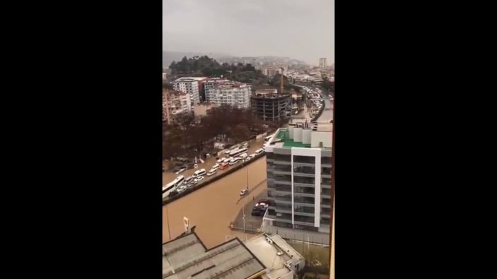 İzmir'de yağış sonrası yolları göle döndü