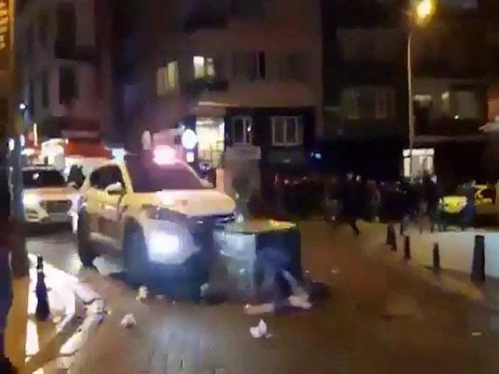 Kadıköy'de toplanan eylemciler polis araçlarına saldırdı