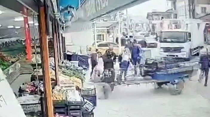 d Düzce'de kamyonun çarptığı patpat markete girdi