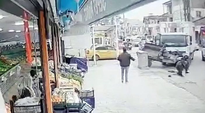 d Düzce'de kamyonun çarptığı patpat markete girdi