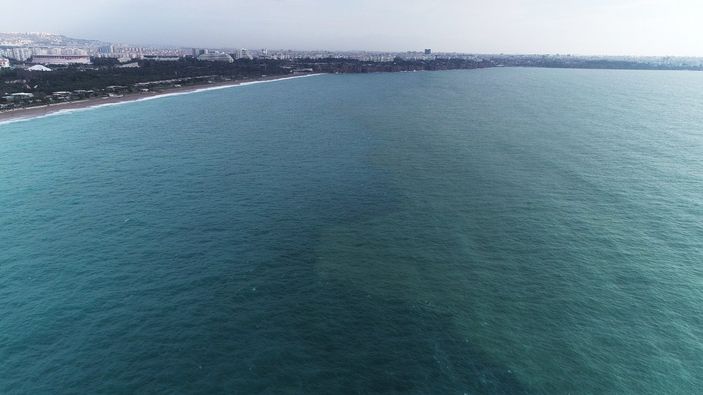 Konyaaltı'nda denizin rengi değişti