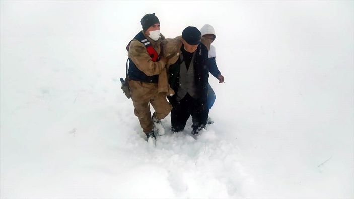 Erzincan'da donma tehlikesi geçiren vatandaşın yardımına Mehmetçik yetişti