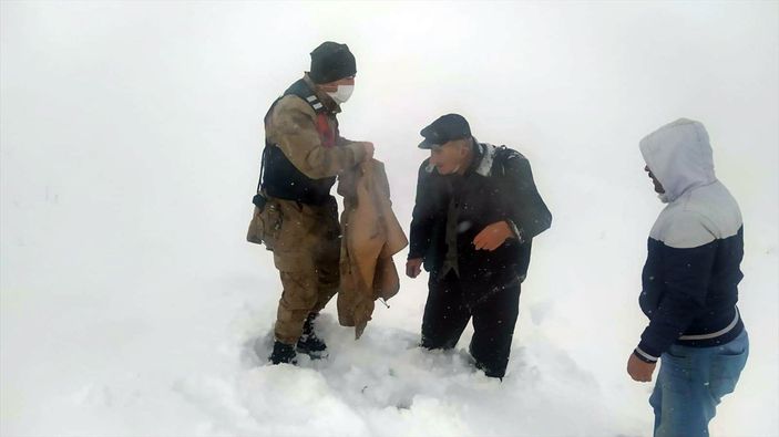 Erzincan'da donma tehlikesi geçiren vatandaşın yardımına Mehmetçik yetişti