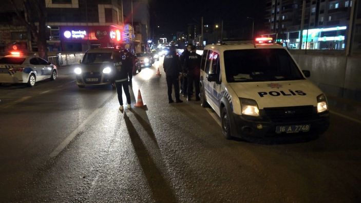 d Bursa’da kısıtlamada yakalandılar: Bize ceza yazamazsınız