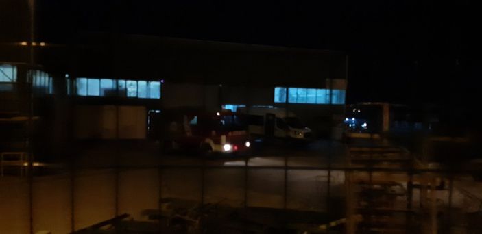 Kocaeli'de bir işçi forkliftin altında kaldı