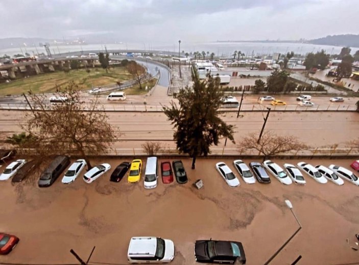 İzmir'de yaşanan sel felaketi hayatı altüst etti