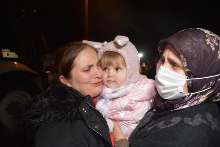 d Kırklareli’de evleri su bastı, vatandaşlar kepçeyle kurtarıldı