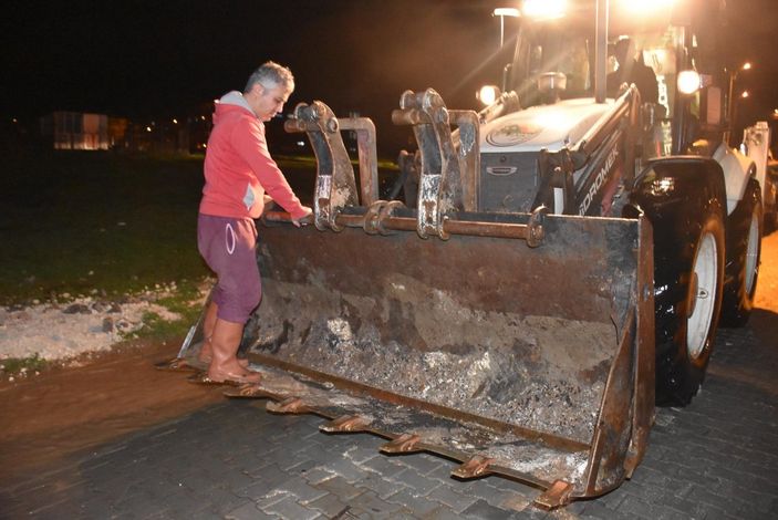 d Kırklareli’de evleri su bastı, vatandaşlar kepçeyle kurtarıldı