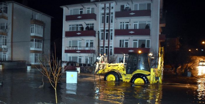d Kırklareli’de evleri su bastı, vatandaşlar kepçeyle kurtarıldı