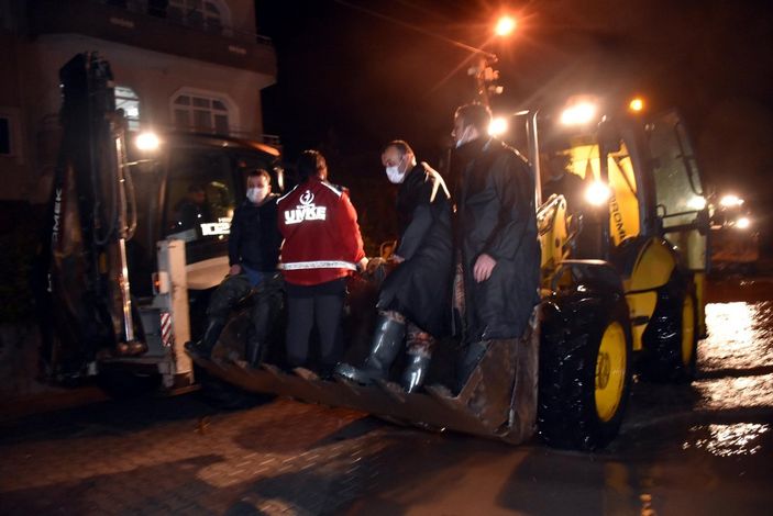 d Kırklareli’de evleri su bastı, vatandaşlar kepçeyle kurtarıldı