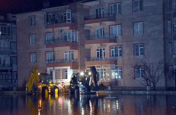 d Kırklareli’de evleri su bastı, vatandaşlar kepçeyle kurtarıldı