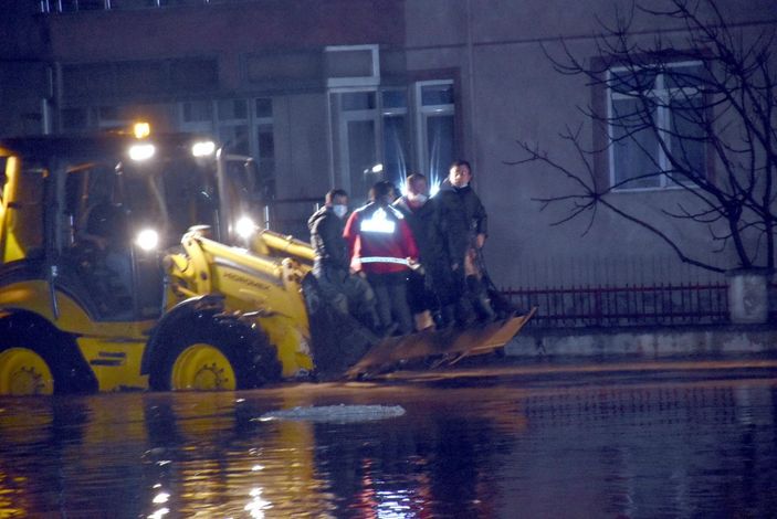d Kırklareli’de evleri su bastı, vatandaşlar kepçeyle kurtarıldı