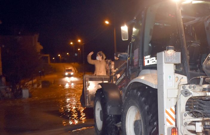 d Kırklareli’de evleri su bastı, vatandaşlar kepçeyle kurtarıldı