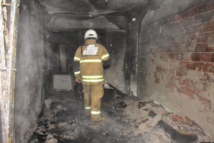 a İzmir'de 10 katlı binada yangın çıktı