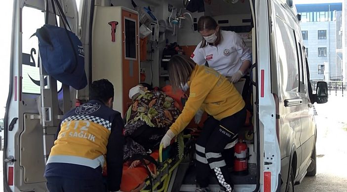 Düzce’de başına odunla vuran eşini karnından bıçakladı