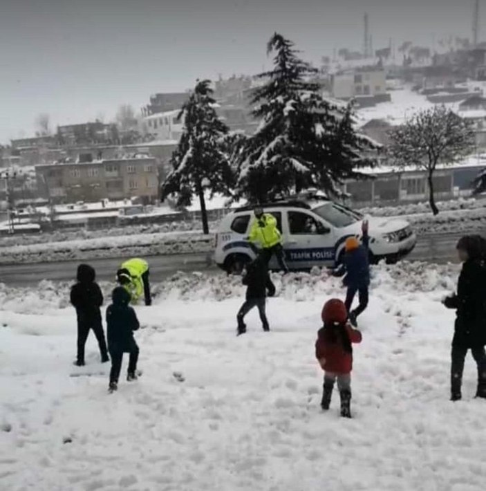 Diyarbakır’da polisler çocuklarla kar topu oynadı