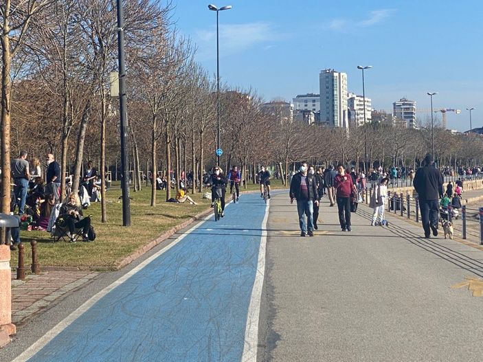 d İstanbul'da güneşli hava, koronavirüsü bir anlığını da olsa unutturdu