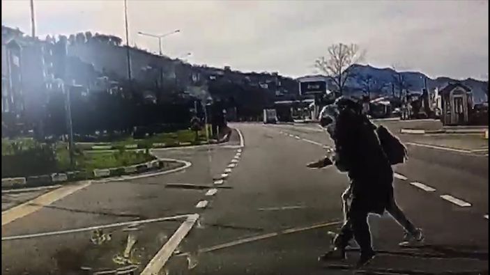 i Giresun'da yola atlayan yayalara araba çarptı