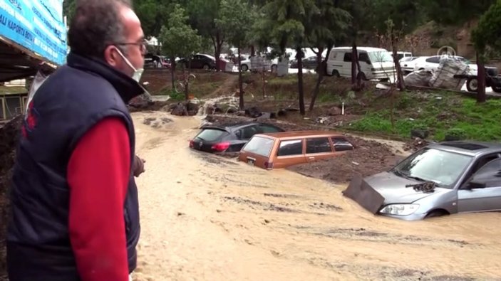İzmir'deki sağanak nedeniyle bazı araçlar toprak altında kaldı