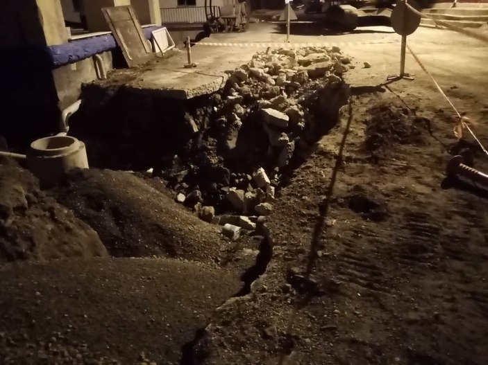 Artvin’de su şebekesini onarmak için girdiği çukurda can verdi