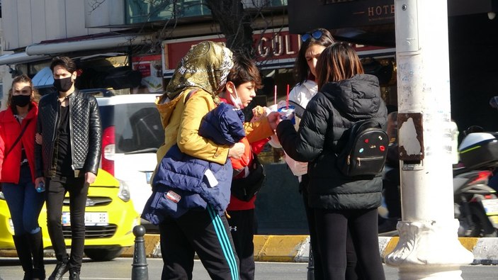 Güneşli havada vatandaşlar Taksim Meydanı'na akın etti