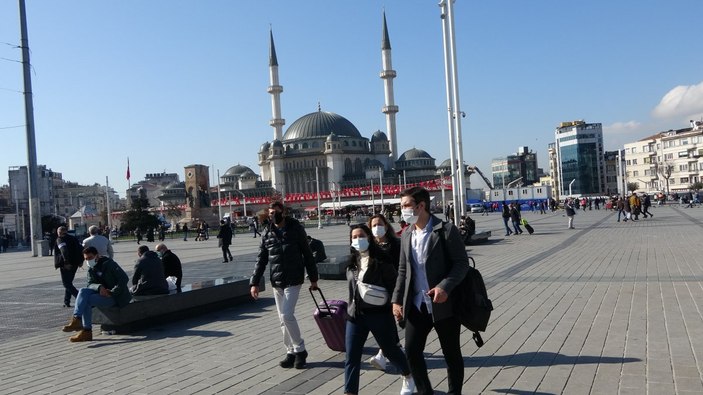 Güneşli havada vatandaşlar Taksim Meydanı'na akın etti