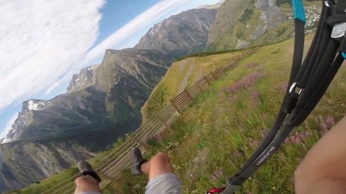 Fransız Alpleri'nde adrenalin dolu paraşüt atlayışı