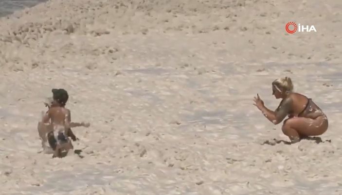 Arjantin’in gözde plajı köpürdü
