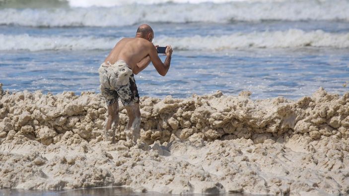 Arjantin’in gözde plajı köpürdü