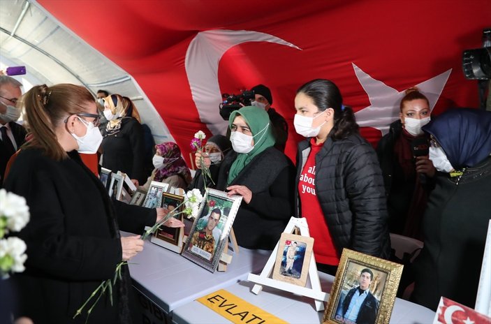 Ruhsar Pekcan'dan Diyarbakır annelerine ziyaret