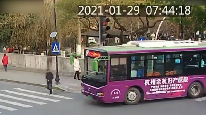 Çin’de yaşlı adamı kurtarmak için otobüsü kaldırdılar