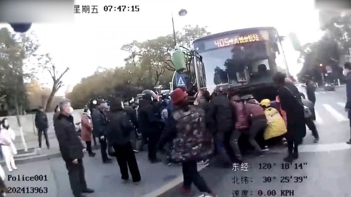 Çin’de yaşlı adamı kurtarmak için otobüsü kaldırdılar