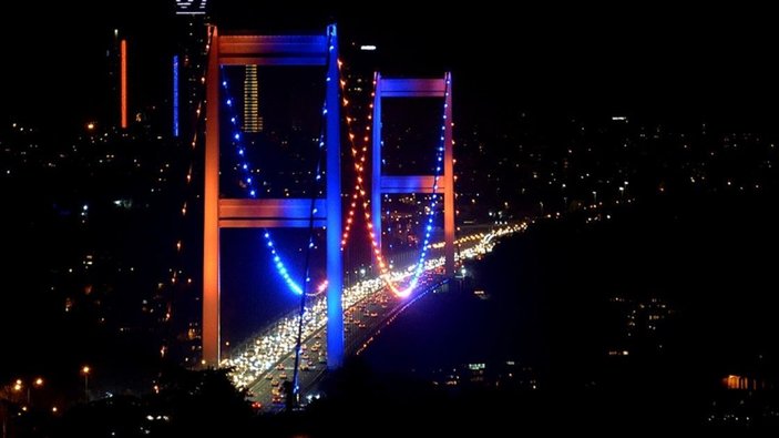 FSM Köprüsü Dünya Kanser Günü için ışıklandırıldı