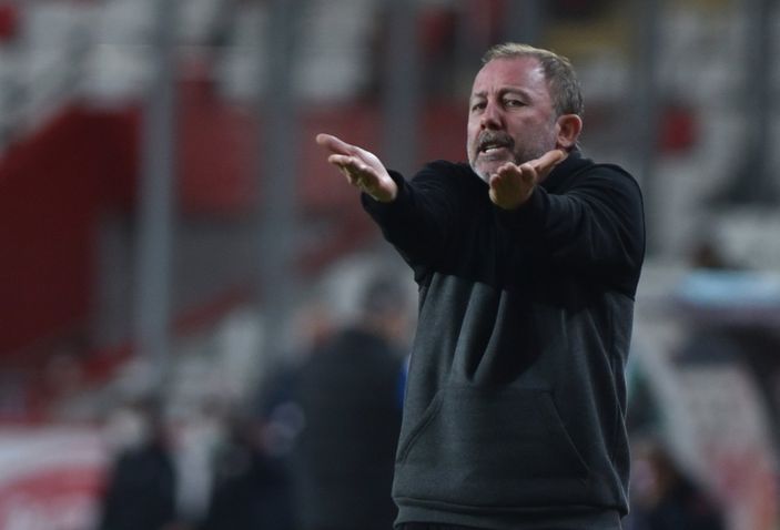 d Antalyaspor'dan Sergen Yalçın'a yanıt: Keyfimizden yerde yatıyoruz