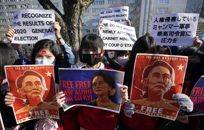 Myanmar'da darbeye karşı protesto yapan göstericiler gözaltına alındı