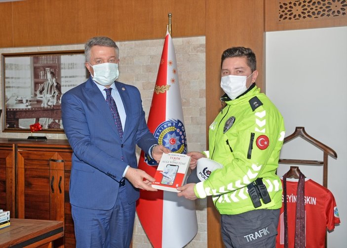 İzmir'de sel sularında yolda kalan araçlara yardım eden komisere ödül